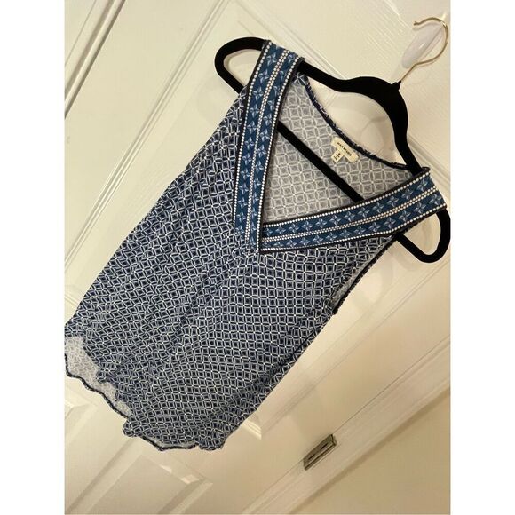 Max Studio Tops - Max Studio medium sleeveless blue white geo shapes tank